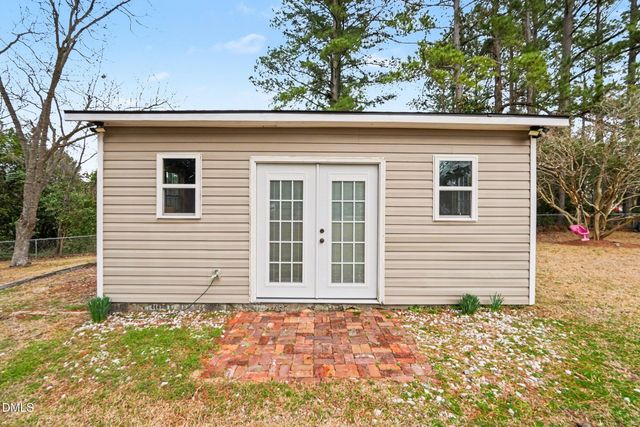 423 E Edinborough Avenue, Raeford, NC 28376