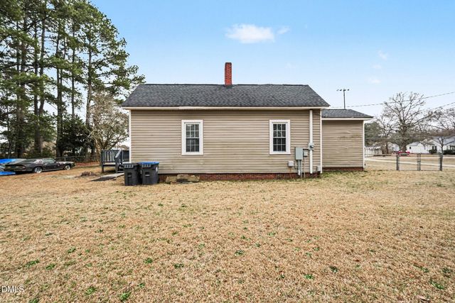 423 E Edinborough Avenue, Raeford, NC 28376