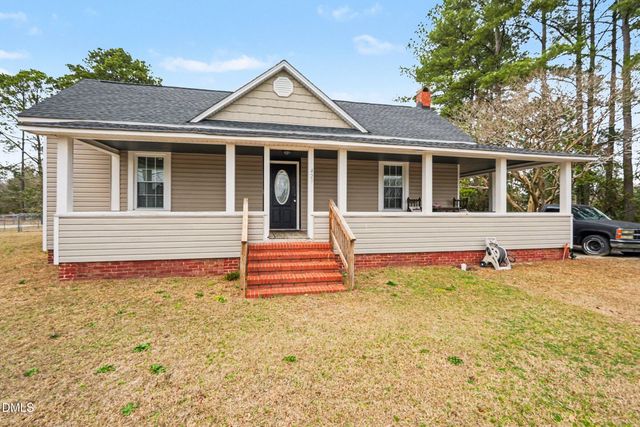 423 E Edinborough Avenue, Raeford, NC 28376