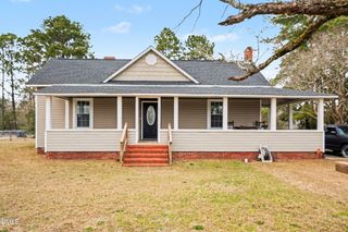 423 E Edinborough Avenue, Raeford, NC 28376