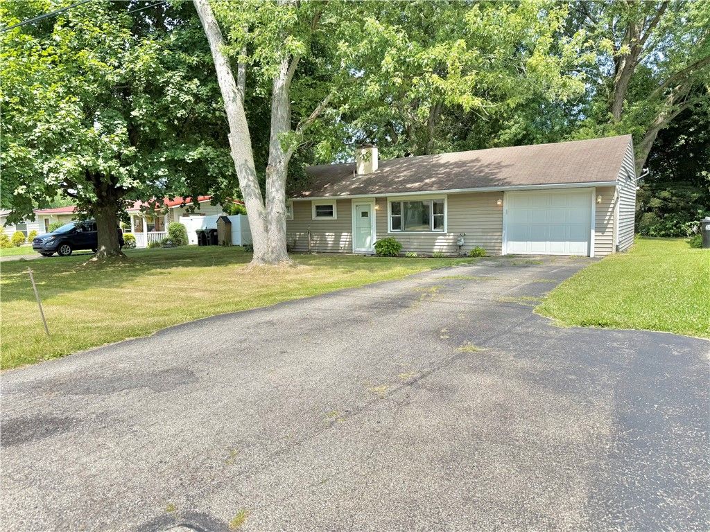 Image 1 of property listing at 360 Crestwood Dr, Union Twp, PA 16101