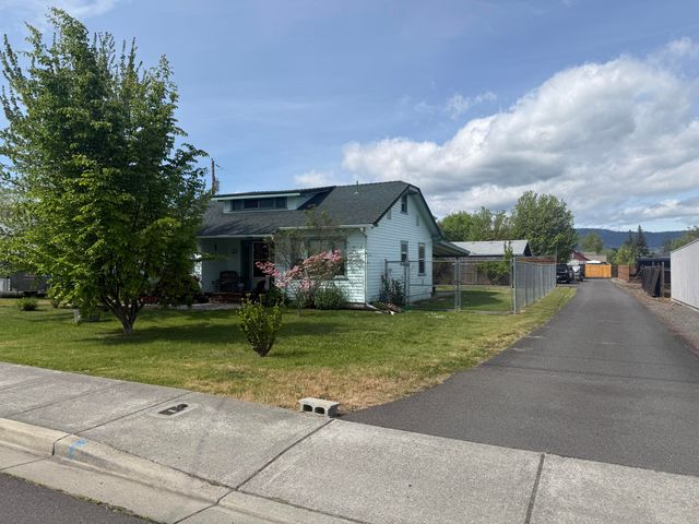 2717 Howard Avenue, Medford, OR 97501