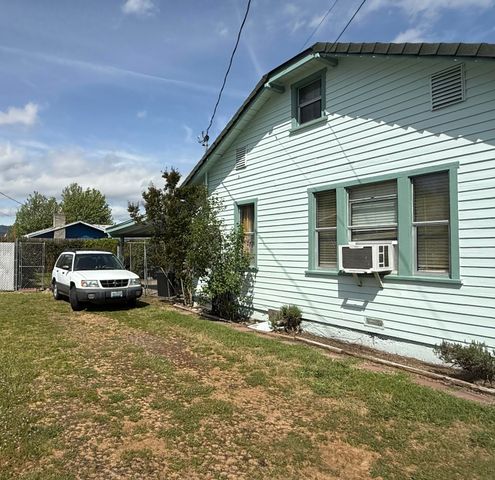 2717 Howard Avenue, Medford, OR 97501