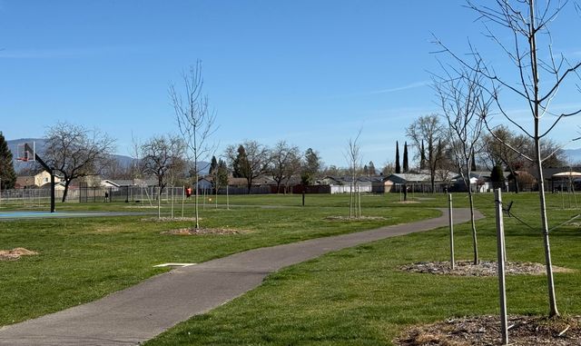 2717 Howard Avenue, Medford, OR 97501