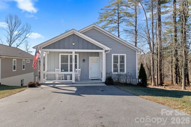 82 Summit Circle, Hendersonville, NC 28739