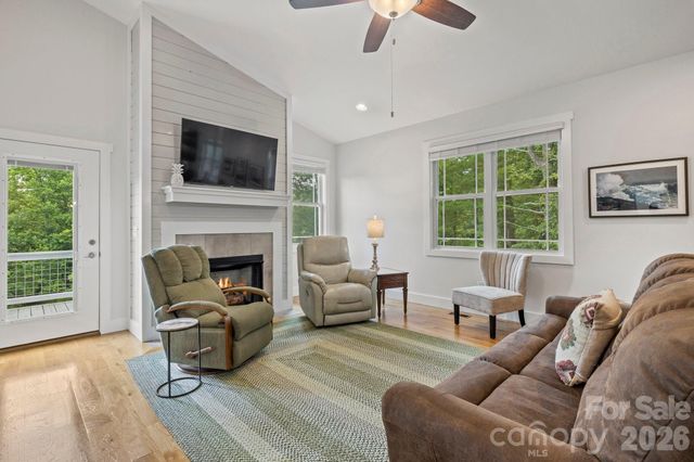 82 Summit Circle, Hendersonville, NC 28739