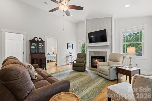 82 Summit Circle, Hendersonville, NC 28739