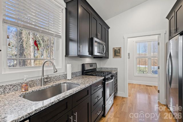 82 Summit Circle, Hendersonville, NC 28739