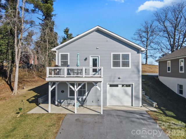82 Summit Circle, Hendersonville, NC 28739