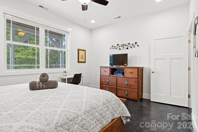 82 Summit Circle, Hendersonville, NC 28739