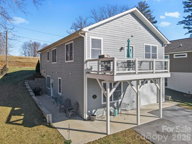 82 Summit Circle, Hendersonville, NC 28739