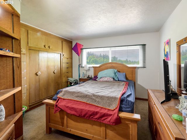 5724 S ANDERSON Rd, Aurora, OR 97002