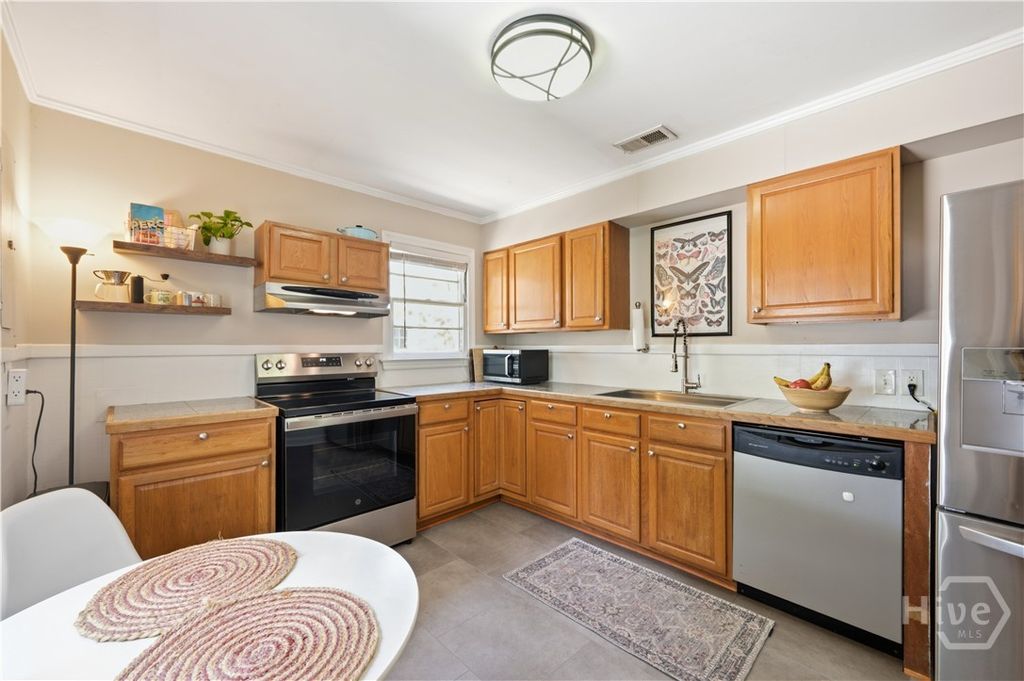 Image 8 of property listing at 2412 E 40th Street, Savannah, GA 31404