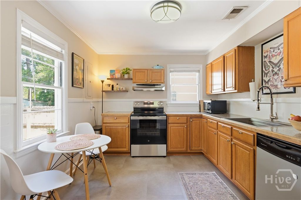 Image 9 of property listing at 2412 E 40th Street, Savannah, GA 31404