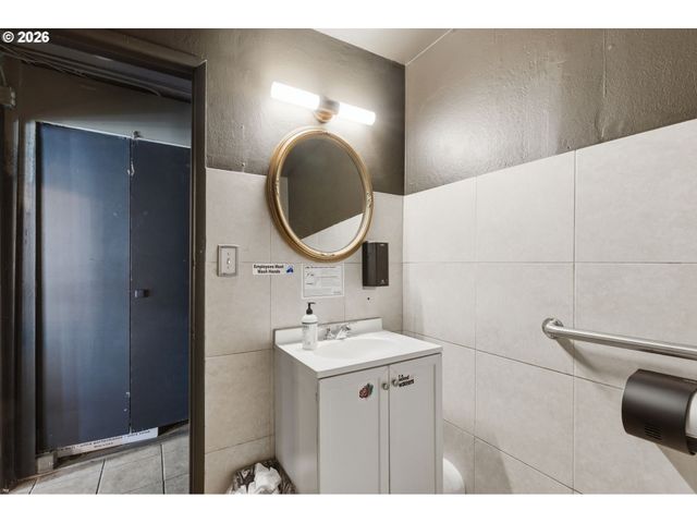 2530 Ne 82ND Ave, Portland, OR 97220
