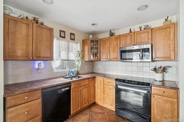 29 Lexington Avenue, West Babylon, NY 11704