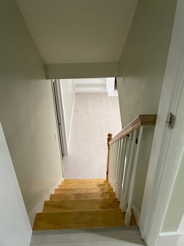 27 Pulaski St, Peabody, MA 01960