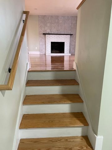 27 Pulaski St, Peabody, MA 01960