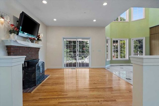 89 Boulder Hill Rd, Holden, MA 01522