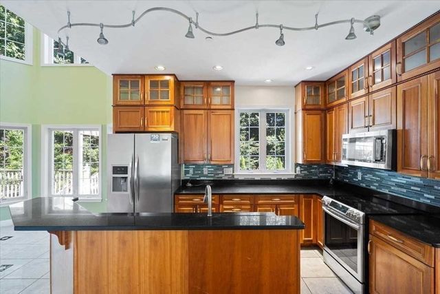 89 Boulder Hill Rd, Holden, MA 01522