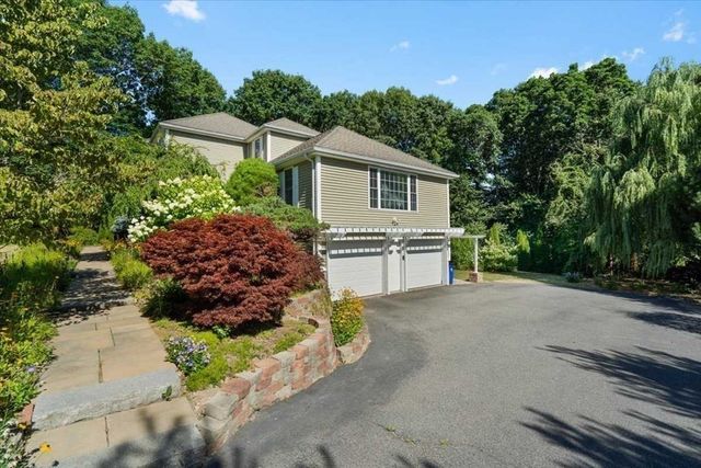 89 Boulder Hill Rd, Holden, MA 01522