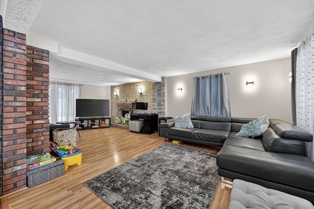 74 Alandale Pkwy, Norwood, MA 02062