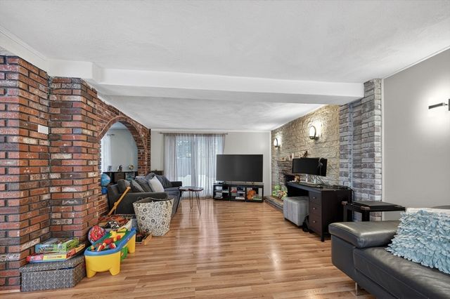 74 Alandale Pkwy, Norwood, MA 02062