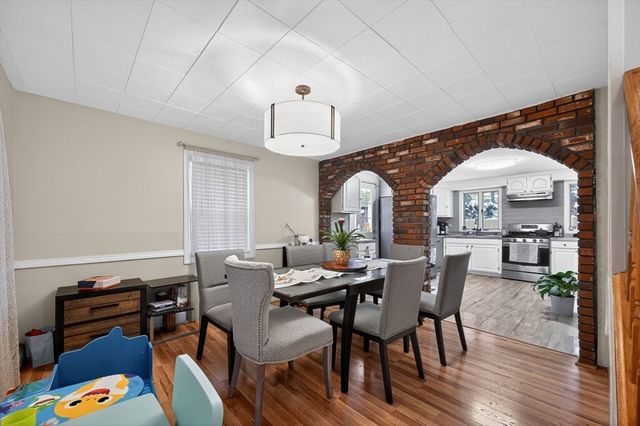 74 Alandale Pkwy, Norwood, MA 02062