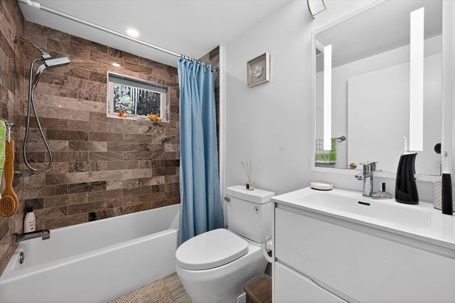 74 Alandale Pkwy, Norwood, MA 02062