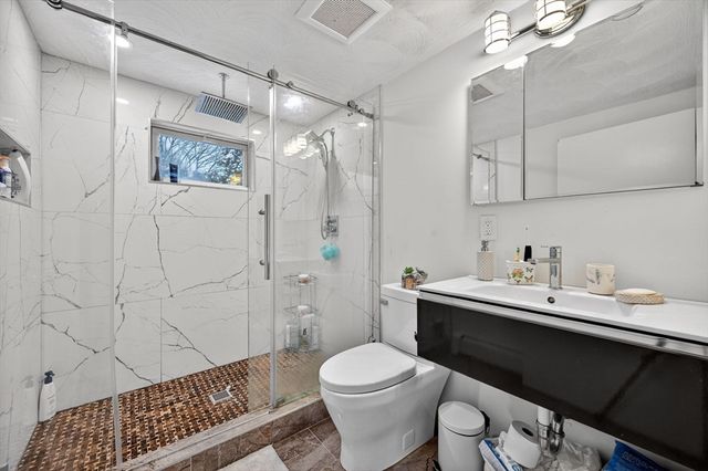 74 Alandale Pkwy, Norwood, MA 02062