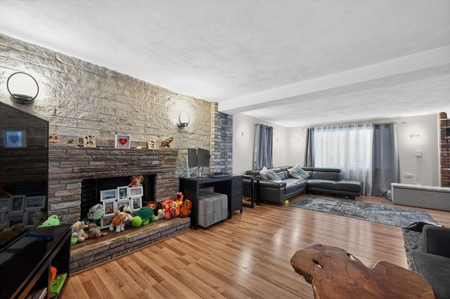 74 Alandale Pkwy, Norwood, MA 02062