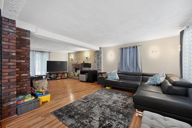 74 Alandale Pkwy, Norwood, MA 02062