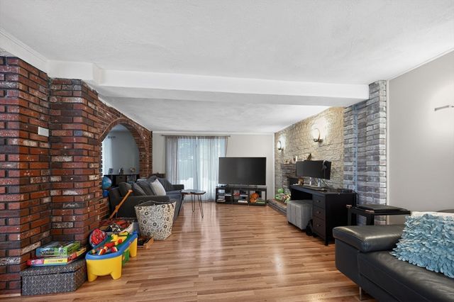 74 Alandale Pkwy, Norwood, MA 02062