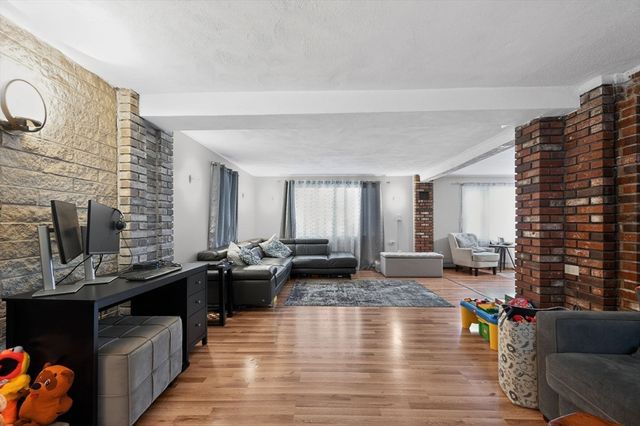 74 Alandale Pkwy, Norwood, MA 02062