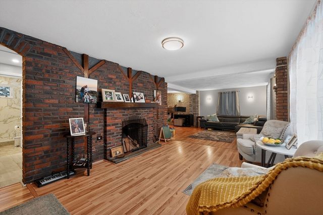 74 Alandale Pkwy, Norwood, MA 02062