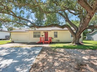 212 N Shady Oaks Street, Lake Jackson, TX 77566