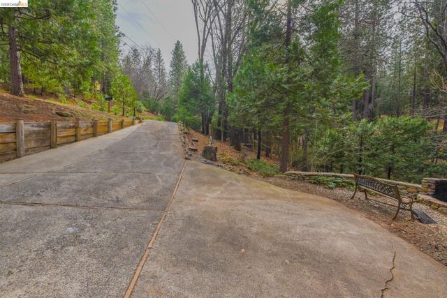 24132 Awahanee Rd, Sonora, CA 95370