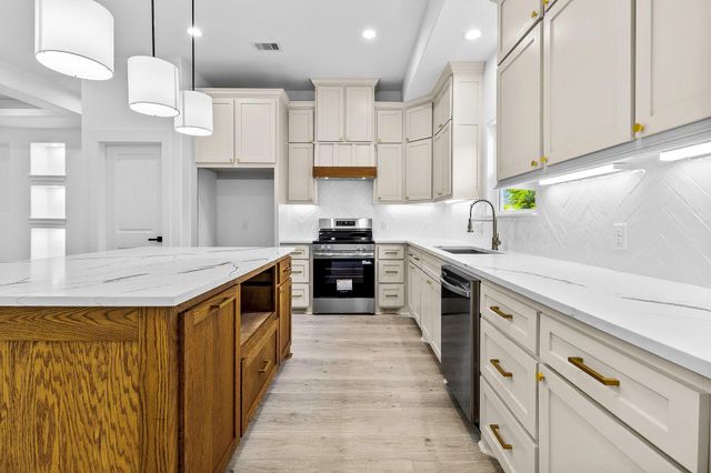 275 Hereford, Onalaska, TX 77360