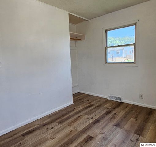 3236 S 39th Street, Omaha, NE 68105