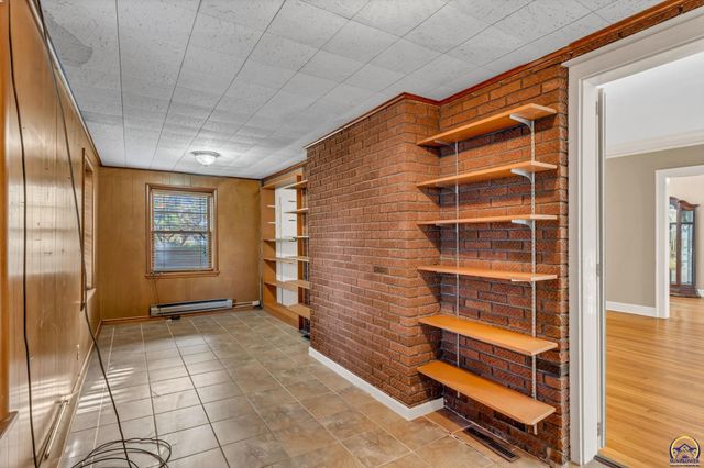 1417 SW College AVE, Topeka, KS 66604