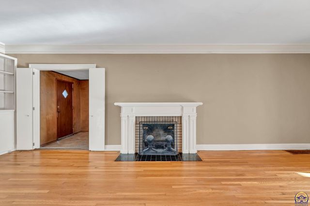 1417 SW College AVE, Topeka, KS 66604