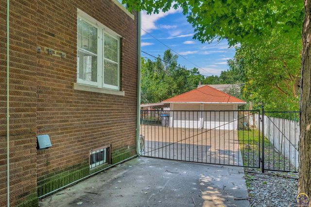 1417 SW College AVE, Topeka, KS 66604