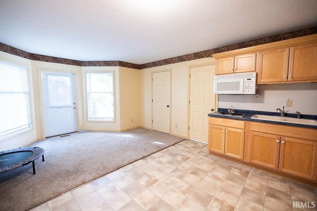 3900 N Vienna Woods Drive, Muncie, IN 47304