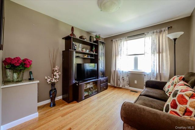 185 Jefferson Avenue, Thornwood, NY 10594