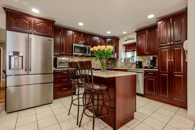 185 Jefferson Avenue, Thornwood, NY 10594