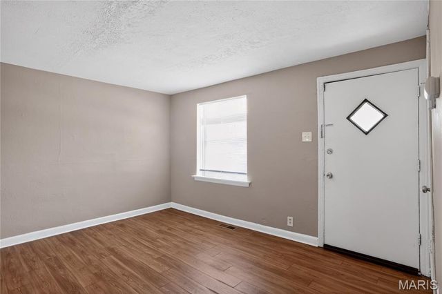 8102 Frost Avenue, St Louis, MO 63134