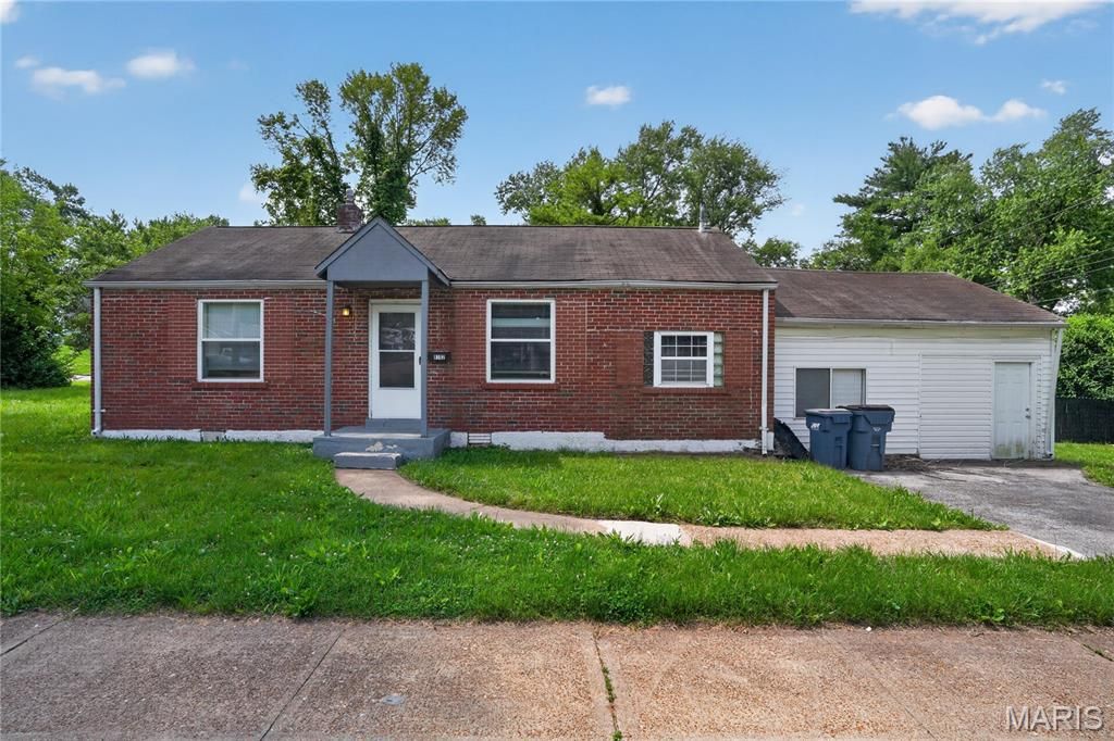 8102 Frost Avenue, St Louis, MO 63134