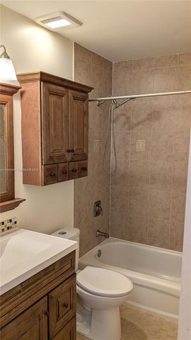 202 W Forest Oak Cir 202, Davie, FL 33325