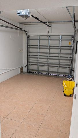 202 W Forest Oak Cir 202, Davie, FL 33325