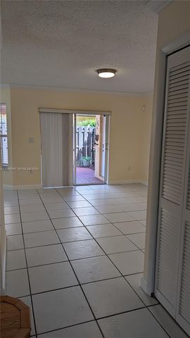 202 W Forest Oak Cir 202, Davie, FL 33325